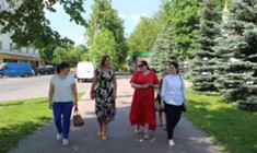 Изображение к статье Заместитель главы городского округа Фрязино Юлия Шувалова встретилась с горожанами при обходе территории у фрязинской больницы.