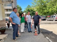 Изображение к статье Заместитель главы городского округа Фрязино Наталья Силаева встретилась с жителями города по вопросу демонтажа незаконно установленного гаража.