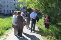 Изображение к статье Заместитель главы городского округа Фрязино Антон Тропин встретился с жителями дома №16 по улице Полевой.