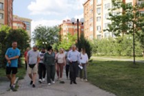 Изображение к статье Дмитрий Воробьев вместе с депутатами городского совета встретился с активными жителями, которые переживают за благоустройство пешеходной зоны между улицами Лесная и Пионерская.
