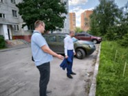 Изображение к статье И. о. заместителя главы городского округа Фрязино Дмитрий Шкаев провел обход территории, прилегающей к дома 5 по улице Барские пруды.