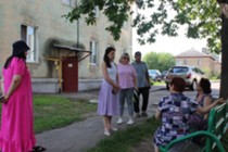 Изображение к статье Заместитель главы г.о. Фрязино Наталья Силаева в рамках обхода закреплённой территории встретилась с жителями дома 1 по улице Рабочая.