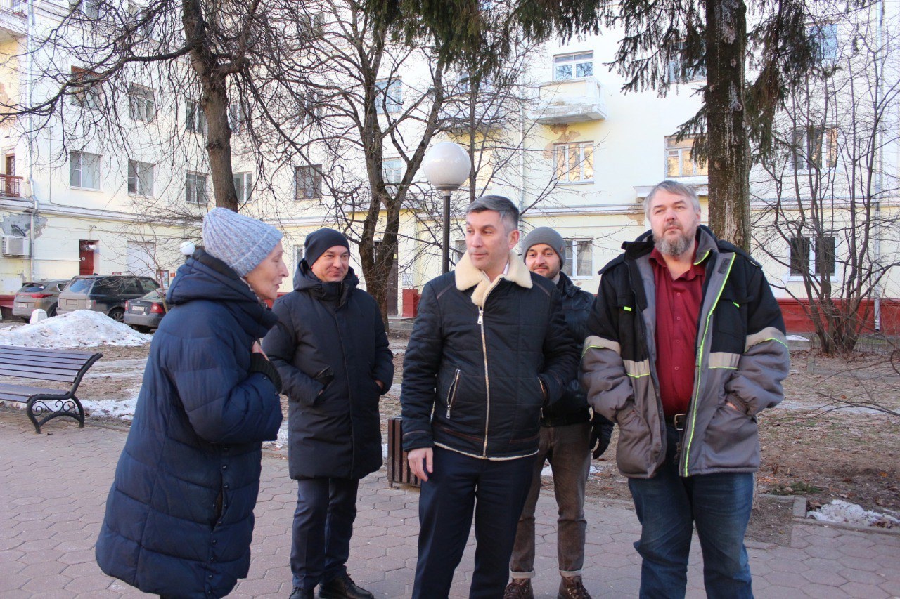 Первый заместитель главы Нодар Бощеван городского округа Фрязино, в рамках обхода закреплённой территории, проверил содержание Аллеи Героев.