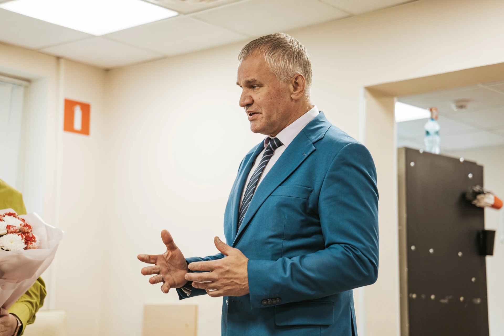 Сегодня посетил наш многофункциональный центр, чтобы лично поздравить сотрудников с профессиональным праздником. 