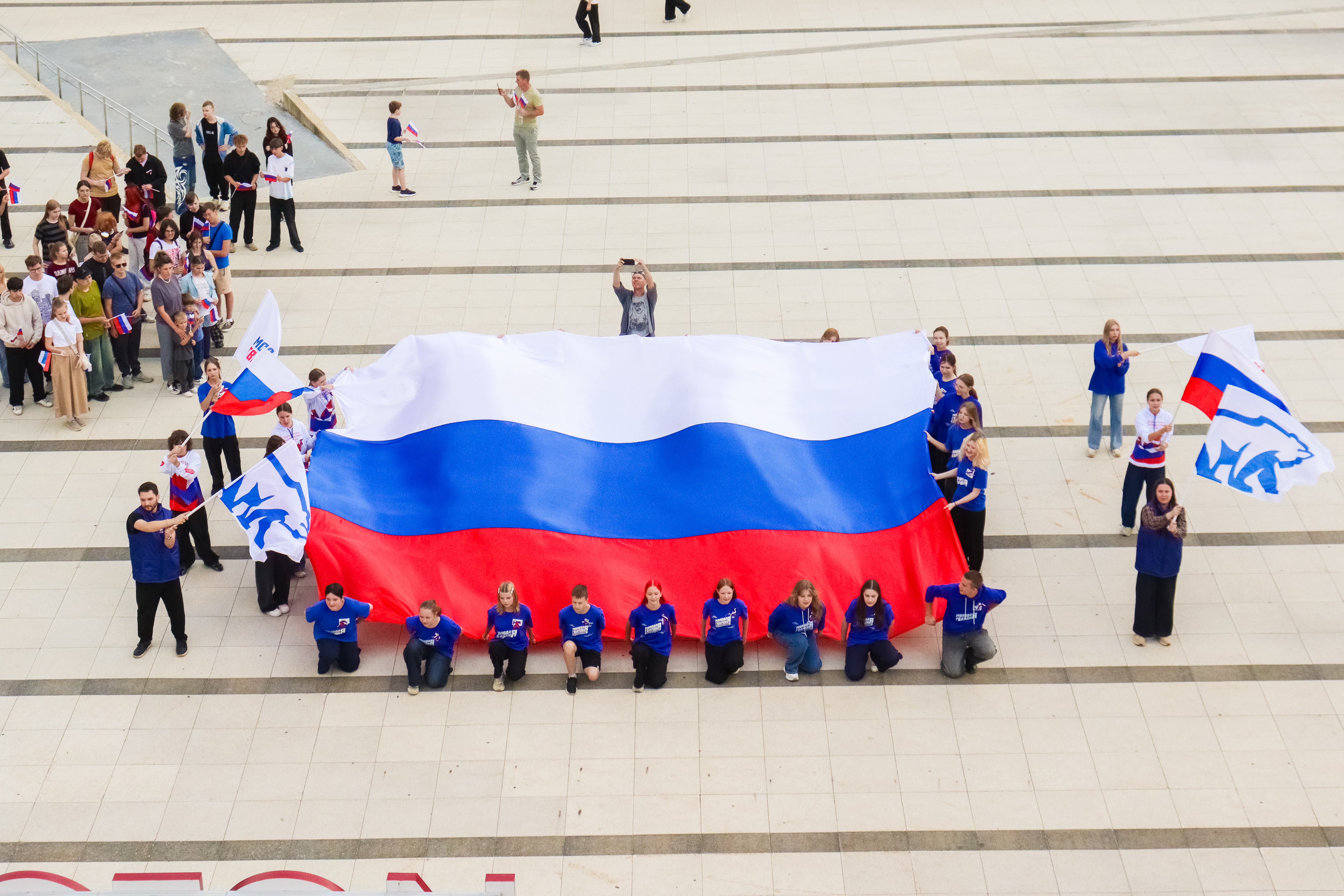 В честь Дня Государственного флага Молодогвардейцы Фрязино и Волонтеры Подмосковья провели праздничные мероприятия в наукограде