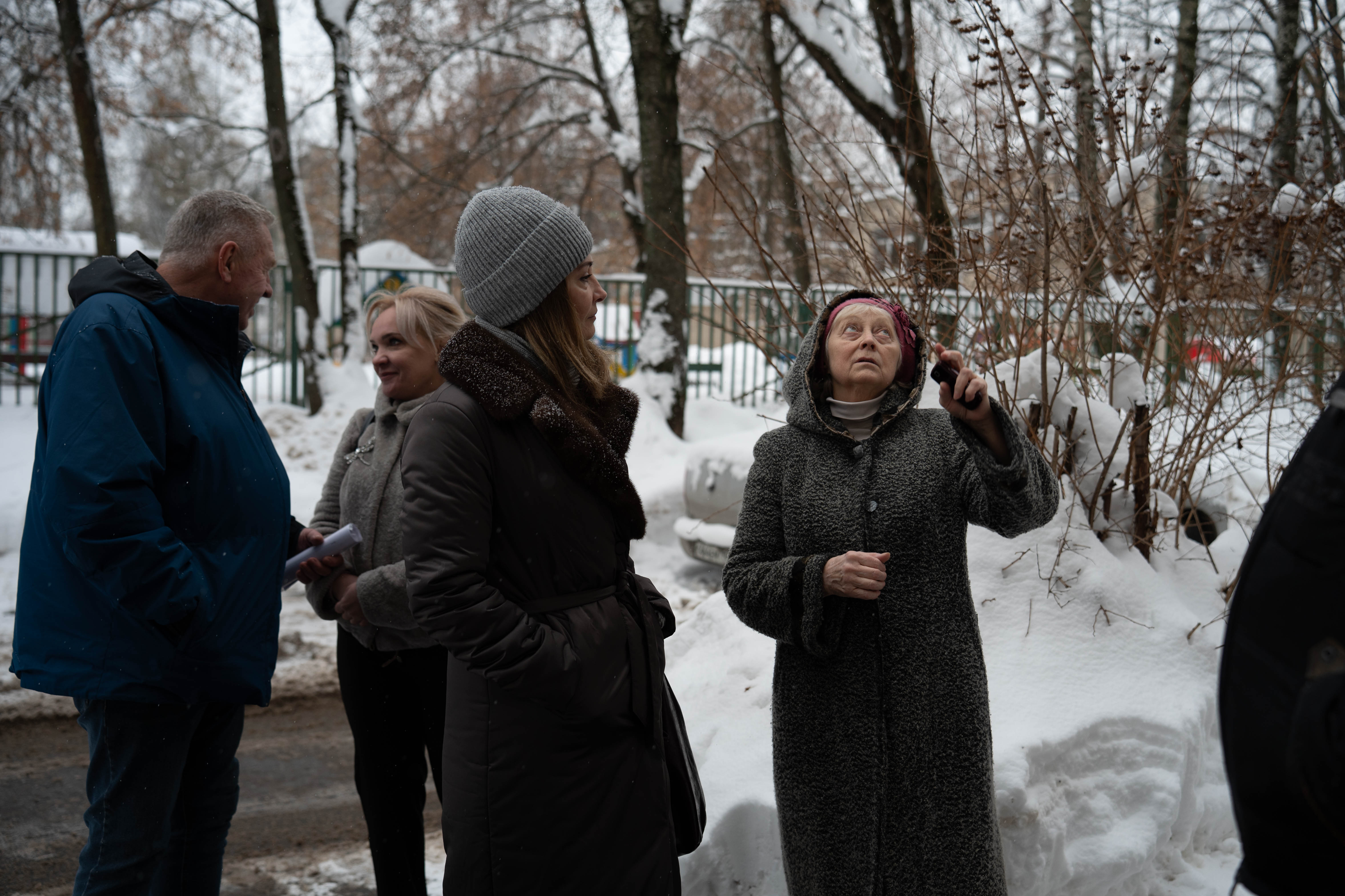 Поводом для проведения выезда на место послужили обращения жителей данного дома, касающиеся проведения капитального ремонта кровли. В обсуждении приняли участие представители подрядной организации, выполнявшей работы, а также депутаты Совета депутатов г.о. Фрязино от фракции &laquo;Единая Россия&raquo;. В ходе диалога жителям были даны исчерпывающие ответы на все интересующие их вопросы, касающиеся объёма, сроков и качества выполненных работ. Администрация городского округа Фрязино напоминает, что открытый диалог с жителями и оперативное реагирование на обращения являются приоритетом в работе. Подобные выездные встречи позволяют на месте оценить ситуацию и принять необходимые решения.