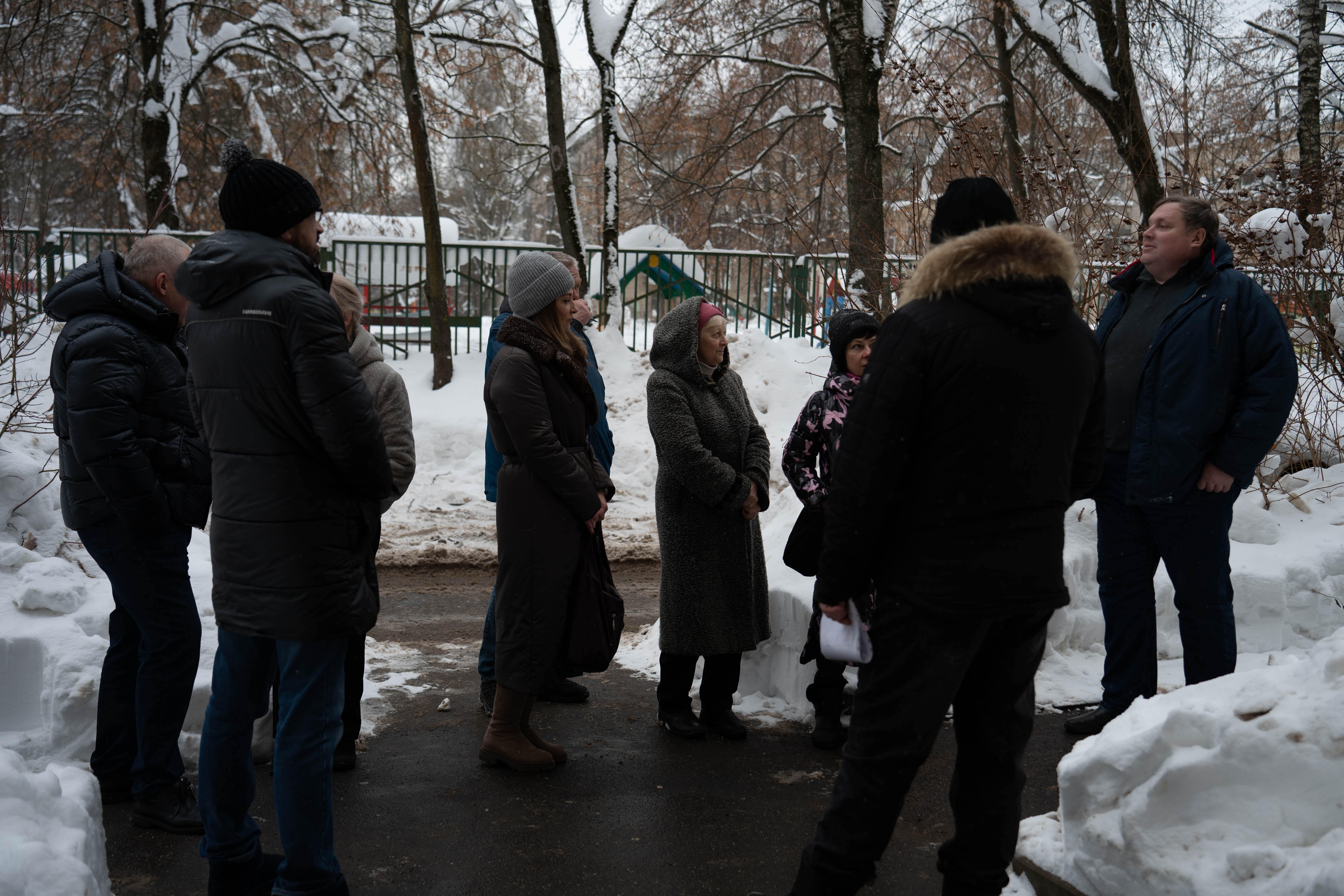 Поводом для проведения выезда на место послужили обращения жителей данного дома, касающиеся проведения капитального ремонта кровли. В обсуждении приняли участие представители подрядной организации, выполнявшей работы, а также депутаты Совета депутатов г.о. Фрязино от фракции «Единая Россия». В ходе диалога жителям были даны исчерпывающие ответы на все интересующие их вопросы, касающиеся объёма, сроков и качества выполненных работ. Администрация городского округа Фрязино напоминает, что открытый диалог с жителями и оперативное реагирование на обращения являются приоритетом в работе. Подобные выездные встречи позволяют на месте оценить ситуацию и принять необходимые решения.