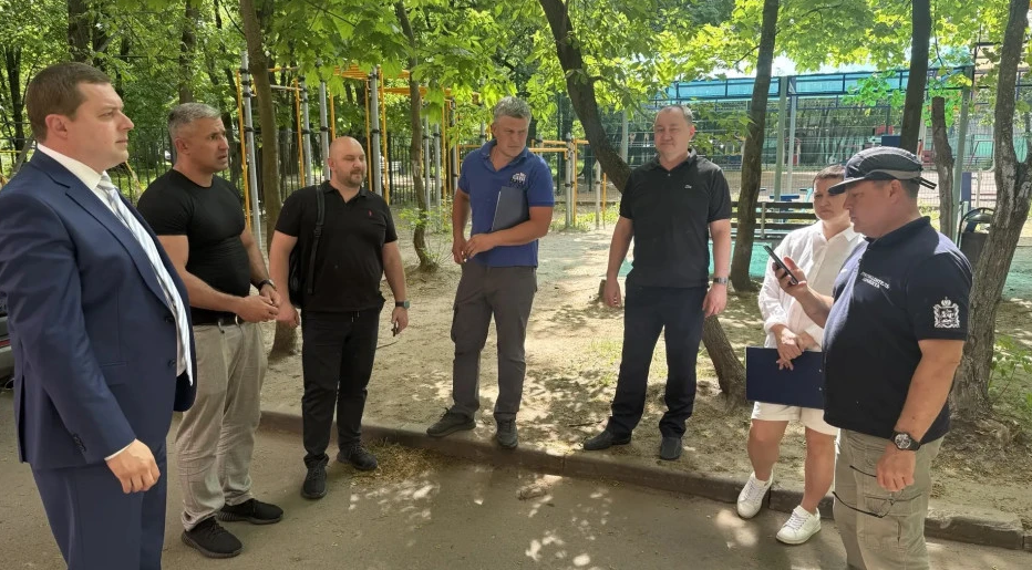 Депутат Совета депутатов городского округа Фрязино Владимир Мосевнин в рамках планового обхода территории провёл встречу с жителями дома №19 по улице Вокзальной