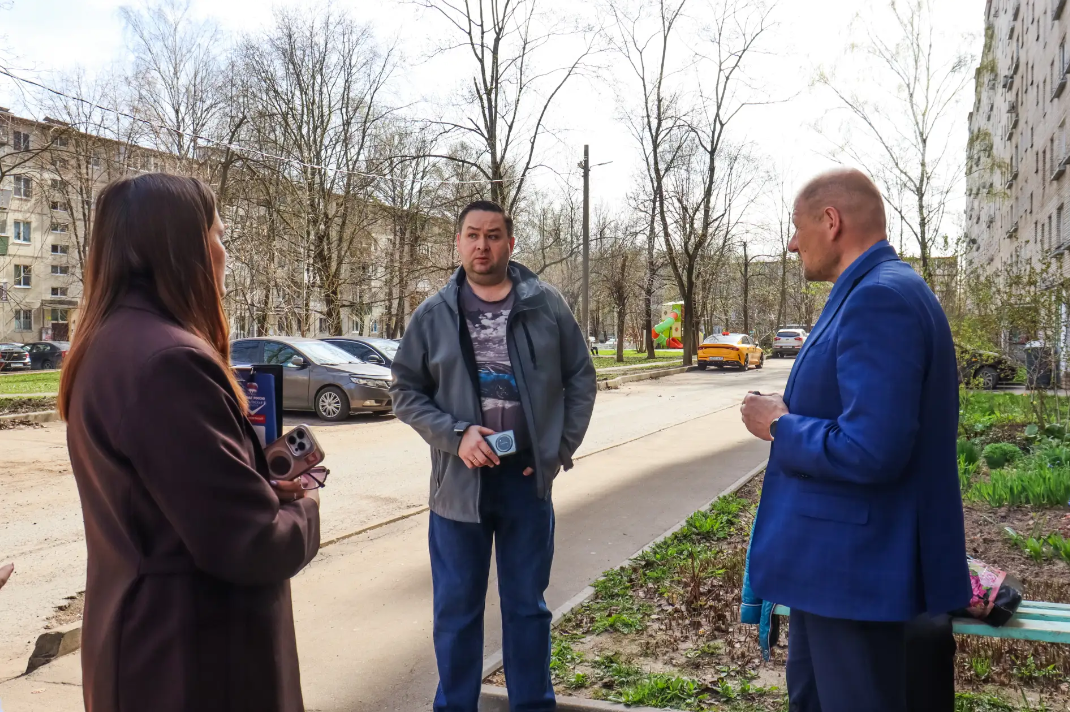 Заместитель главы городского округа Фрязино Антон Тропин совместно с депутатом Совета депутатов от фракции &laquo;Единая Россия&raquo; Дарьей Смирновой провели обход дворовой территории и встретились с жителями
