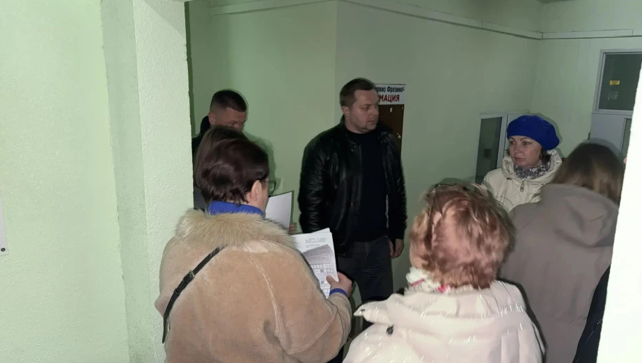По инициативе депутата Совета депутатов городского округа Фрязино Владимира Мосевнина состоялась срочная выездная администрация по адресу: ул. Нахимова, д. 16/1, посвящённая вопросам жилищно-коммунального хозяйства и благоустройства дворовой территории