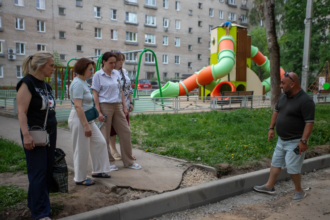 В рамках срочной выездной администрации заместитель главы городского округа Фрязино Ирина Копыльченко провела встречу с жителями домов №6 и №4к1 по проспекту Мира