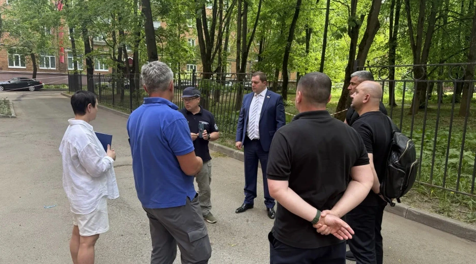 Депутат Совета депутатов городского округа Фрязино Владимир Мосевнин в рамках планового обхода территории провёл встречу с жителями дома №19 по улице Вокзальной