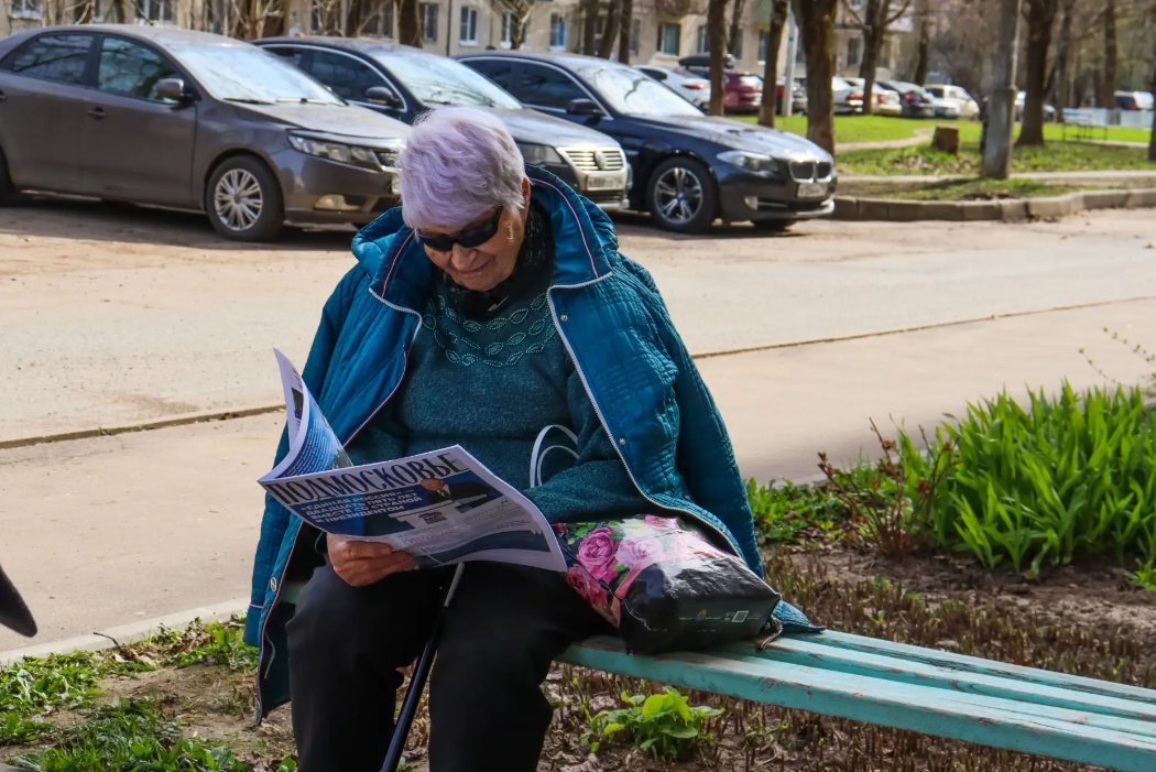 Заместитель главы городского округа Фрязино Антон Тропин совместно с депутатом Совета депутатов от фракции &laquo;Единая Россия&raquo; Дарьей Смирновой провели обход дворовой территории и встретились с жителями