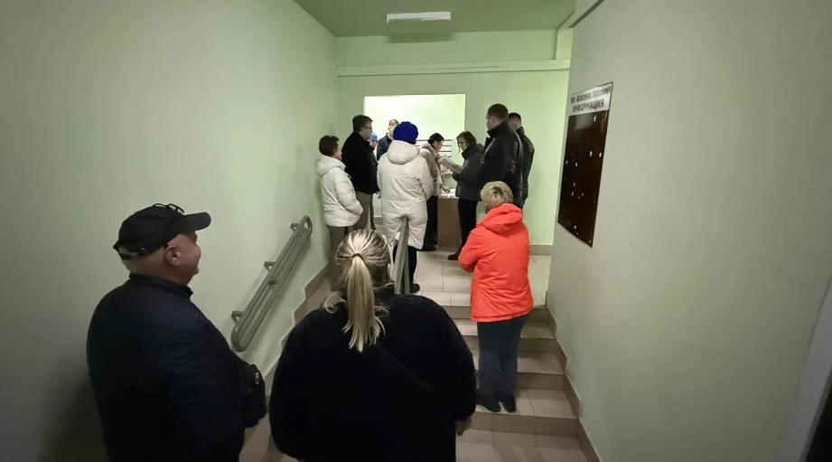 По инициативе депутата Совета депутатов городского округа Фрязино Владимира Мосевнина состоялась срочная выездная администрация по адресу: ул. Нахимова, д. 16/1, посвящённая вопросам жилищно-коммунального хозяйства и благоустройства дворовой территории