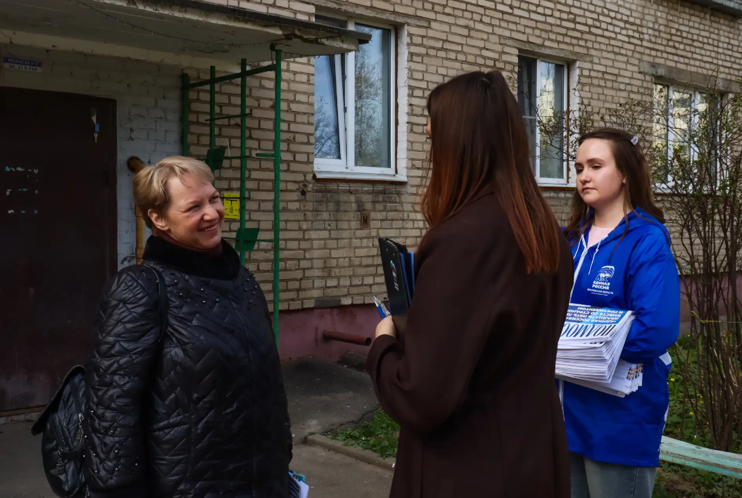 Заместитель главы городского округа Фрязино Антон Тропин совместно с депутатом Совета депутатов от фракции &laquo;Единая Россия&raquo; Дарьей Смирновой провели обход дворовой территории и встретились с жителями