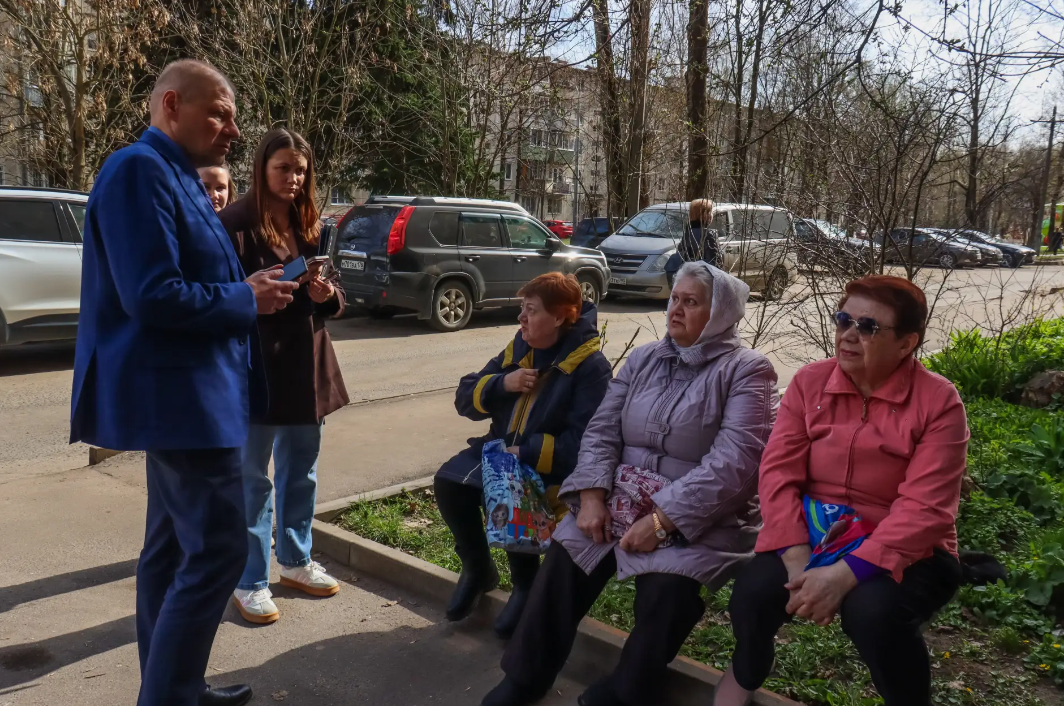 Заместитель главы городского округа Фрязино Антон Тропин совместно с депутатом Совета депутатов от фракции &laquo;Единая Россия&raquo; Дарьей Смирновой провели обход дворовой территории и встретились с жителями