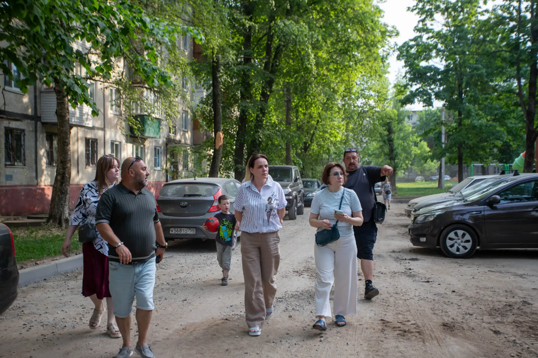 В рамках срочной выездной администрации заместитель главы городского округа Фрязино Ирина Копыльченко провела встречу с жителями домов №6 и №4к1 по проспекту Мира