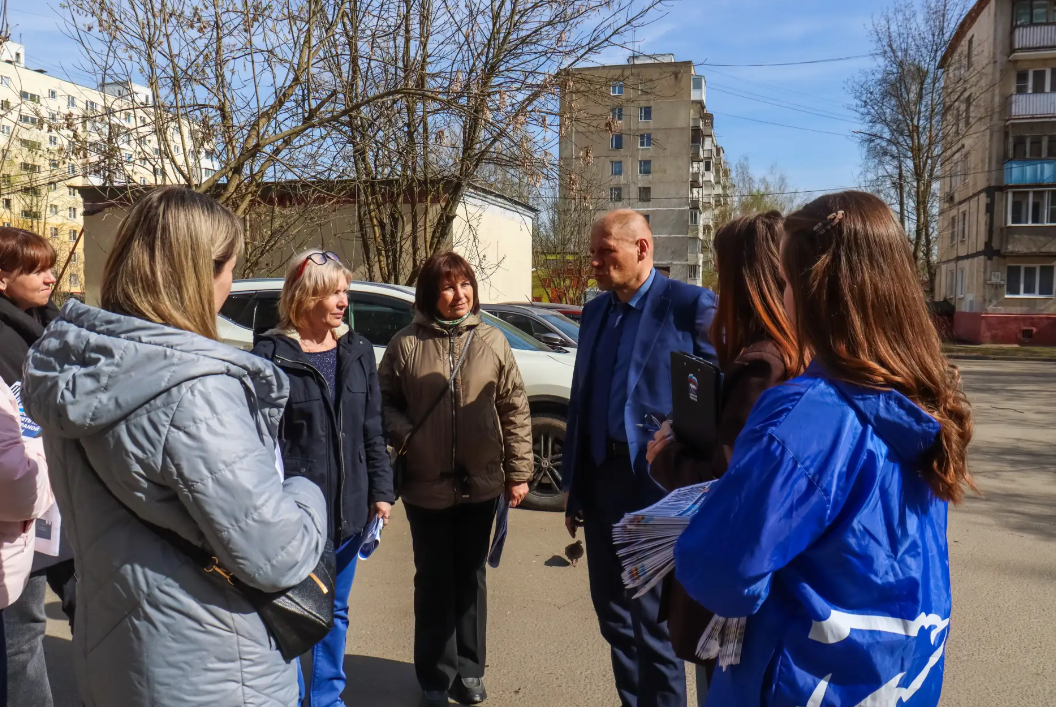 Заместитель главы городского округа Фрязино Антон Тропин совместно с депутатом Совета депутатов от фракции &laquo;Единая Россия&raquo; Дарьей Смирновой провели обход дворовой территории и встретились с жителями