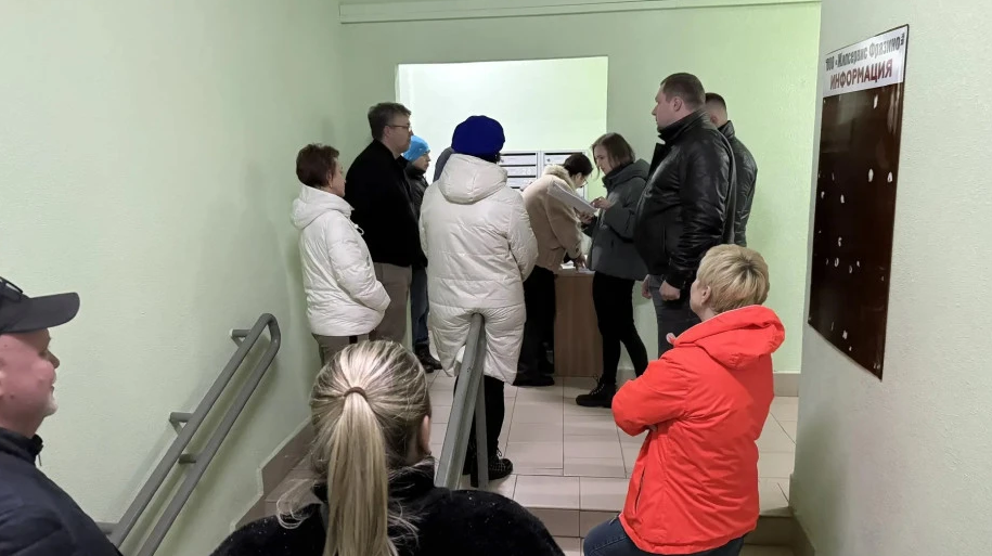 По инициативе депутата Совета депутатов городского округа Фрязино Владимира Мосевнина состоялась срочная выездная администрация по адресу: ул. Нахимова, д. 16/1, посвящённая вопросам жилищно-коммунального хозяйства и благоустройства дворовой территории