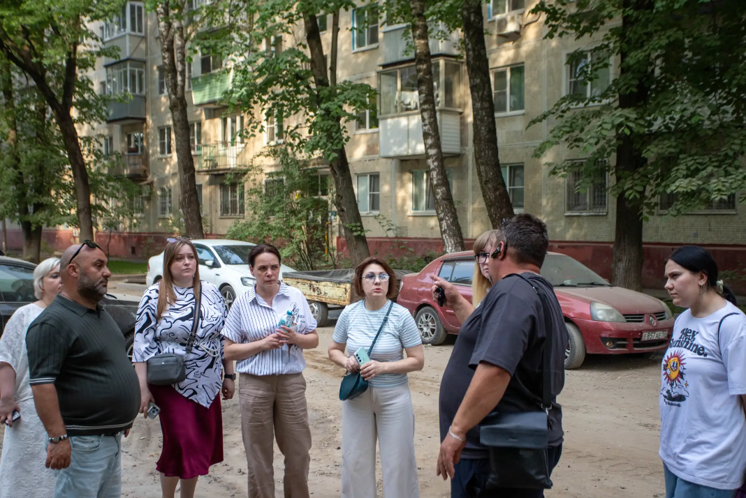 В рамках срочной выездной администрации заместитель главы городского округа Фрязино Ирина Копыльченко провела встречу с жителями домов №6 и №4к1 по проспекту Мира