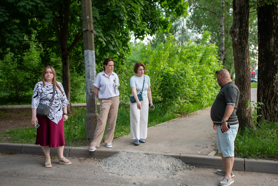 В рамках срочной выездной администрации заместитель главы городского округа Фрязино Ирина Копыльченко провела встречу с жителями домов №6 и №4к1 по проспекту Мира
