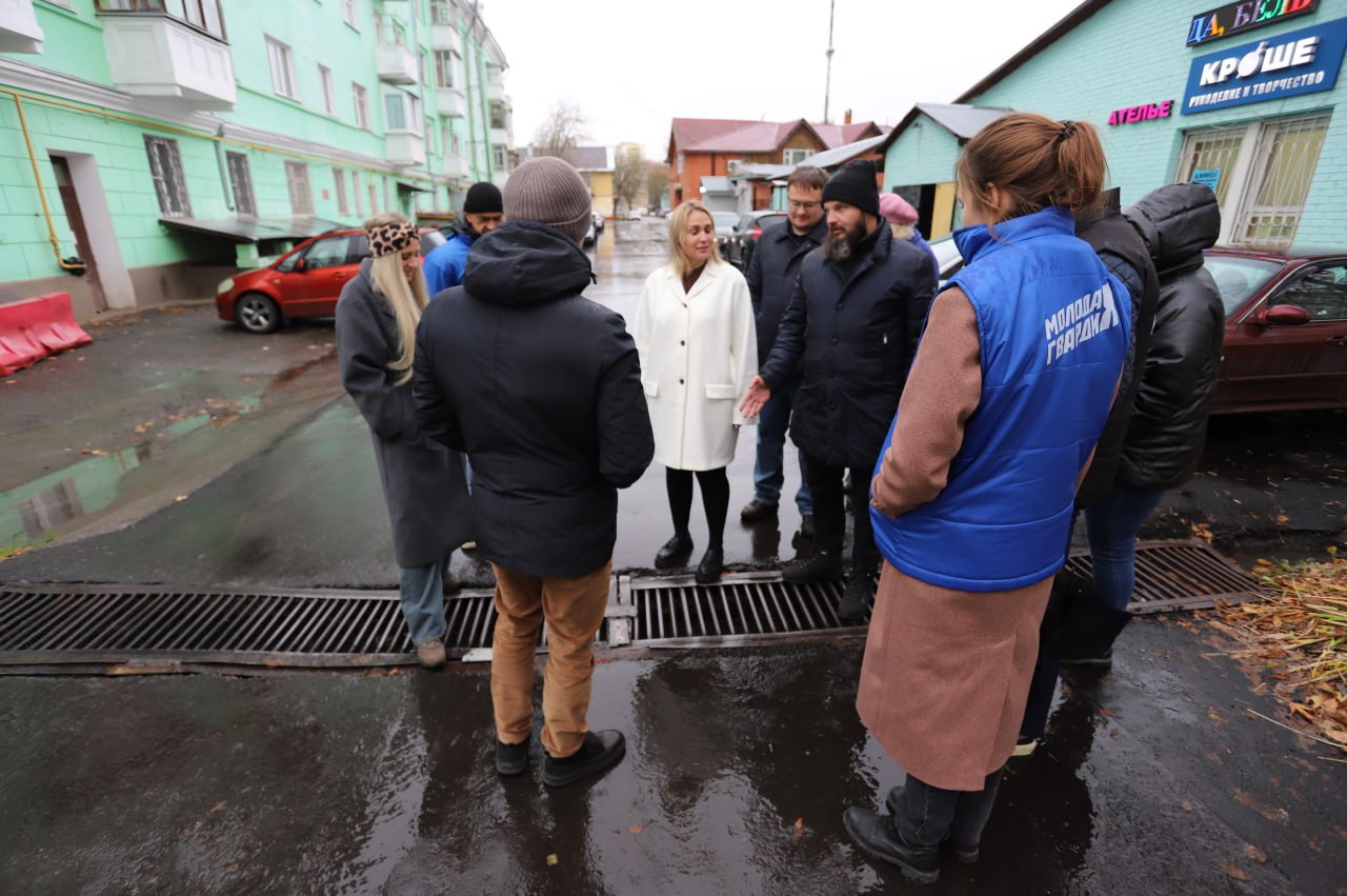 Начальник управления благоустройства, дорожного хозяйства и транспорта Павел Никишкин совместно с депутатом Совета депутатов Владимиром Жигулиным и представителями МБУ &laquo;Городское хозяйство&raquo; продолжают еженедельные обходы городских территорий, оперативно реагируя на обращения жителей