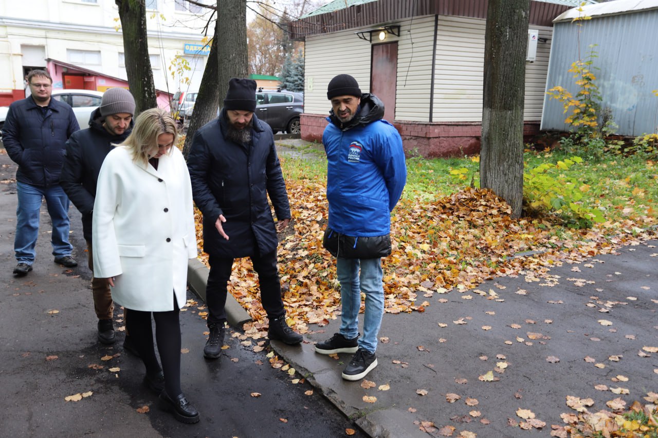 Начальник управления благоустройства, дорожного хозяйства и транспорта Павел Никишкин совместно с депутатом Совета депутатов Владимиром Жигулиным и представителями МБУ &laquo;Городское хозяйство&raquo; продолжают еженедельные обходы городских территорий, оперативно реагируя на обращения жителей