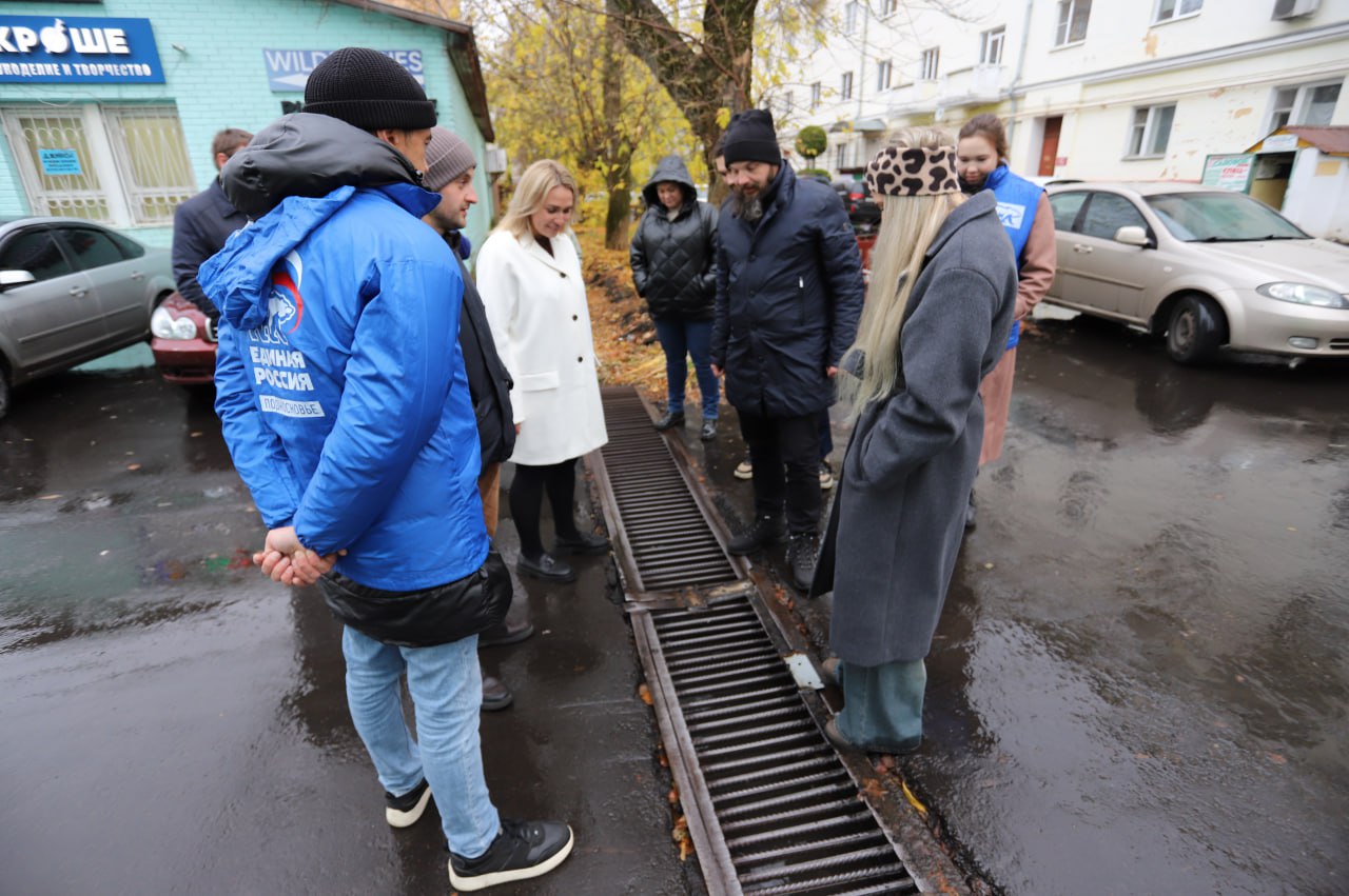 Начальник управления благоустройства, дорожного хозяйства и транспорта Павел Никишкин совместно с депутатом Совета депутатов Владимиром Жигулиным и представителями МБУ &laquo;Городское хозяйство&raquo; продолжают еженедельные обходы городских территорий, оперативно реагируя на обращения жителей
