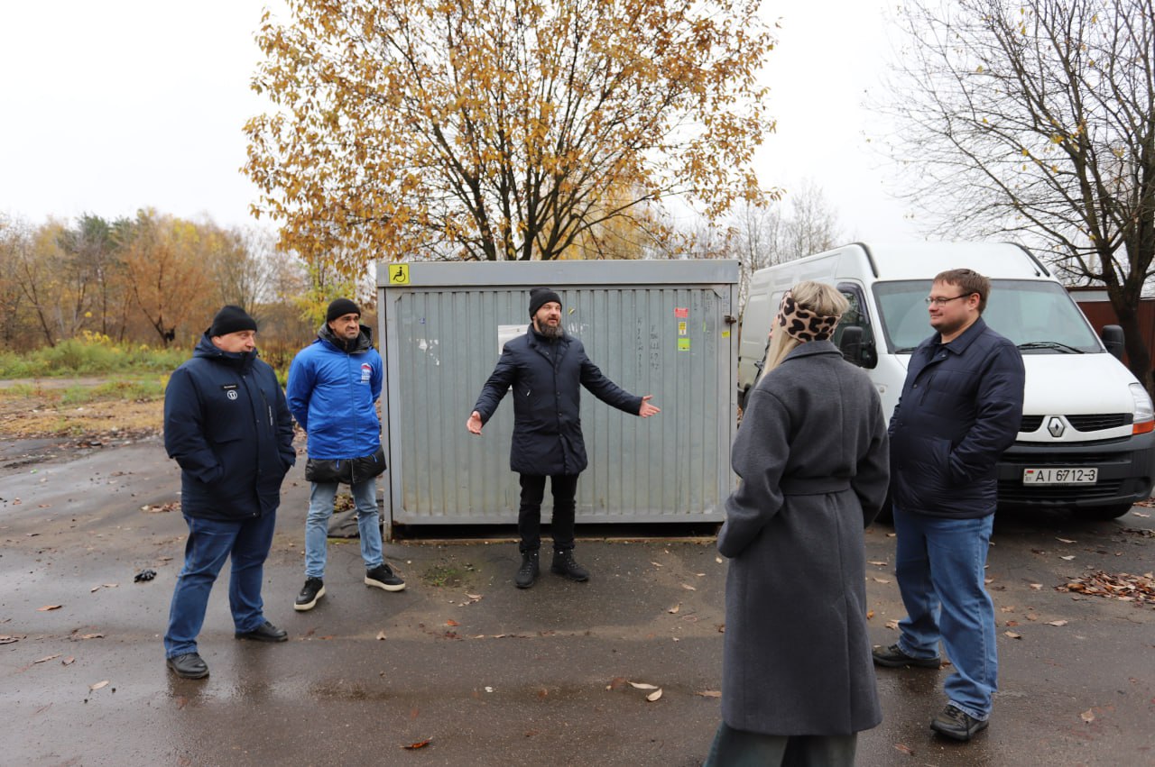 В рамках планового обхода городских территорий начальник управления благоустройства, дорожного хозяйства и транспорта Павел Никишкин и депутат Совета депутатов Владимир Жигулин, совместно с представителями МБУ &laquo;Городское хозяйство&raquo;, провели встречу с жителями на проезде Десантников и по адресу Полевая, 25а