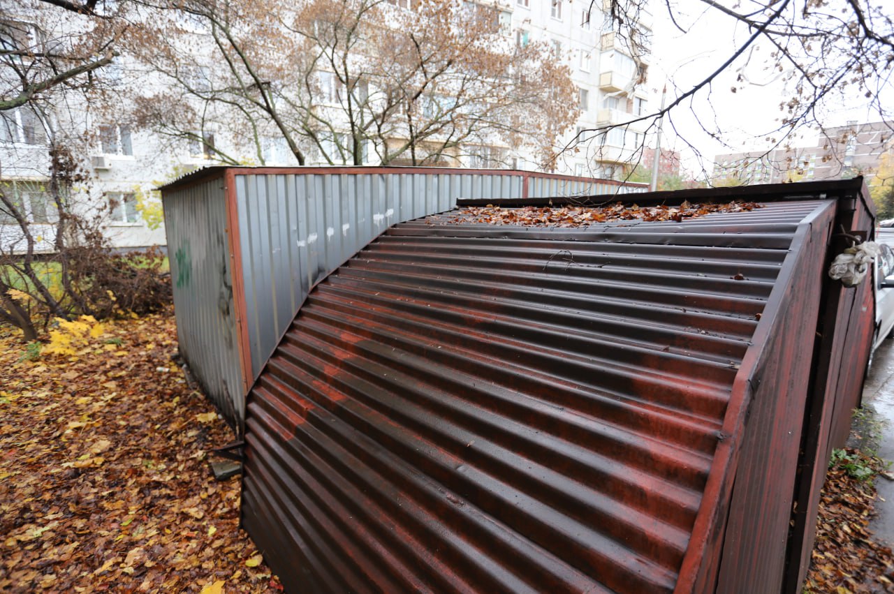 В рамках планового обхода городских территорий начальник управления благоустройства, дорожного хозяйства и транспорта Павел Никишкин и депутат Совета депутатов Владимир Жигулин, совместно с представителями МБУ &laquo;Городское хозяйство&raquo;, провели встречу с жителями на проезде Десантников и по адресу Полевая, 25а