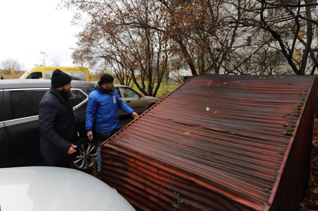 В рамках планового обхода городских территорий начальник управления благоустройства, дорожного хозяйства и транспорта Павел Никишкин и депутат Совета депутатов Владимир Жигулин, совместно с представителями МБУ &laquo;Городское хозяйство&raquo;, провели встречу с жителями на проезде Десантников и по адресу Полевая, 25а