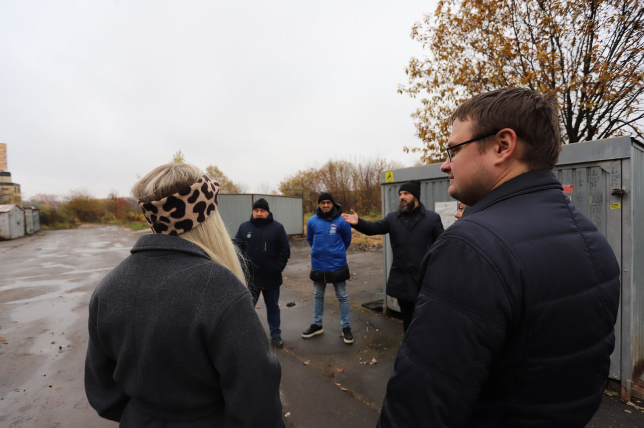 В рамках планового обхода городских территорий начальник управления благоустройства, дорожного хозяйства и транспорта Павел Никишкин и депутат Совета депутатов Владимир Жигулин, совместно с представителями МБУ &laquo;Городское хозяйство&raquo;, провели встречу с жителями на проезде Десантников и по адресу Полевая, 25а