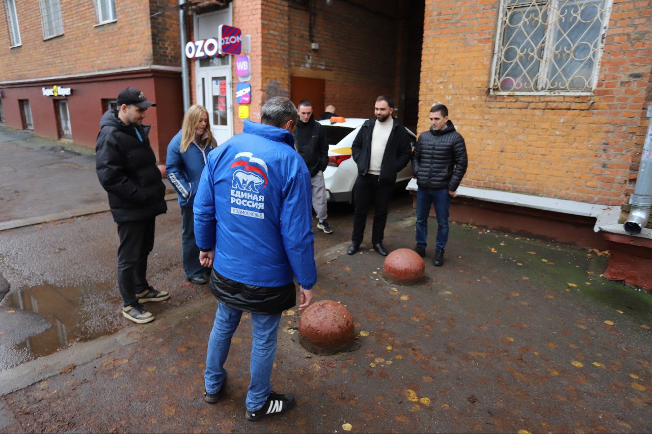 В муниципальный центр управления регионом (МЦУР) городского округа Фрязино поступило обращение от жителей дома №19 по улице Вокзальная с жалобой на ситуацию связанную с полусферами, ограничивающими проезд