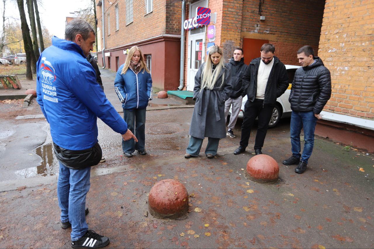 В муниципальный центр управления регионом (МЦУР) городского округа Фрязино поступило обращение от жителей дома №19 по улице Вокзальная с жалобой на ситуацию связанную с полусферами, ограничивающими проезд