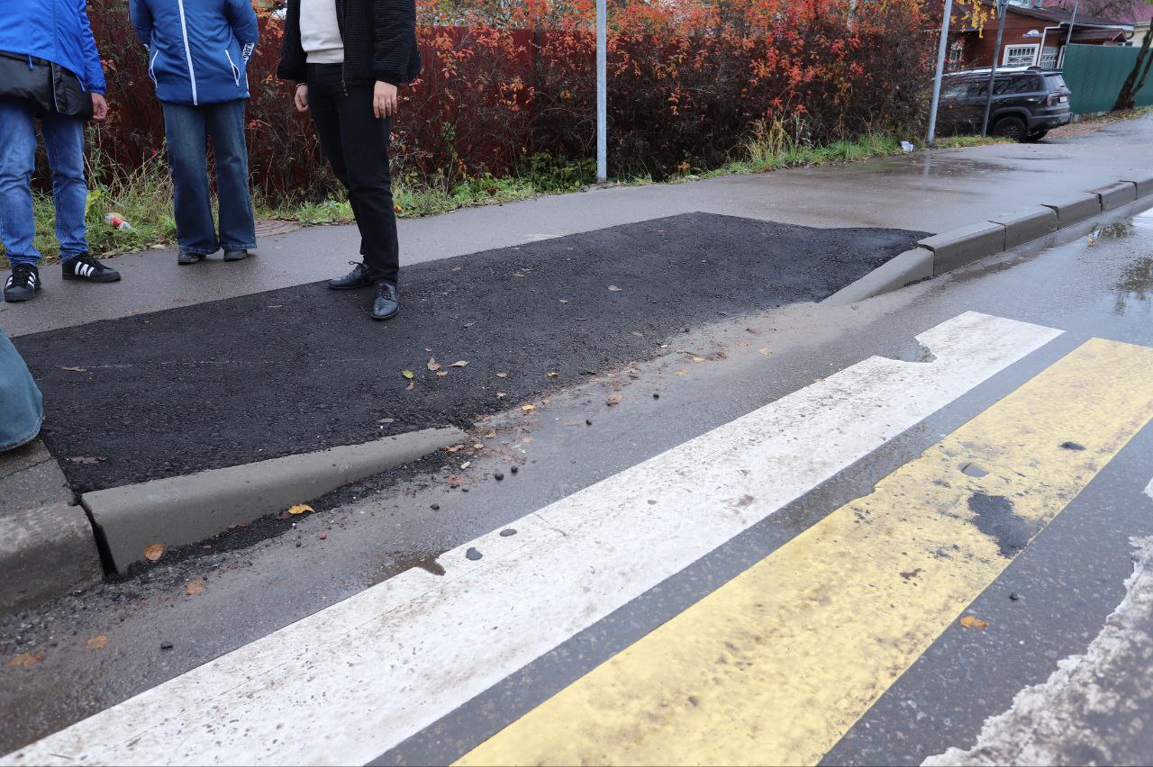 В муниципальный центр управления регионом (МЦУР) городского округа Фрязино поступило обращение от жителя по вопросу приведения в соответствие пешеходного перехода в районе ул. Станционная, д. 1