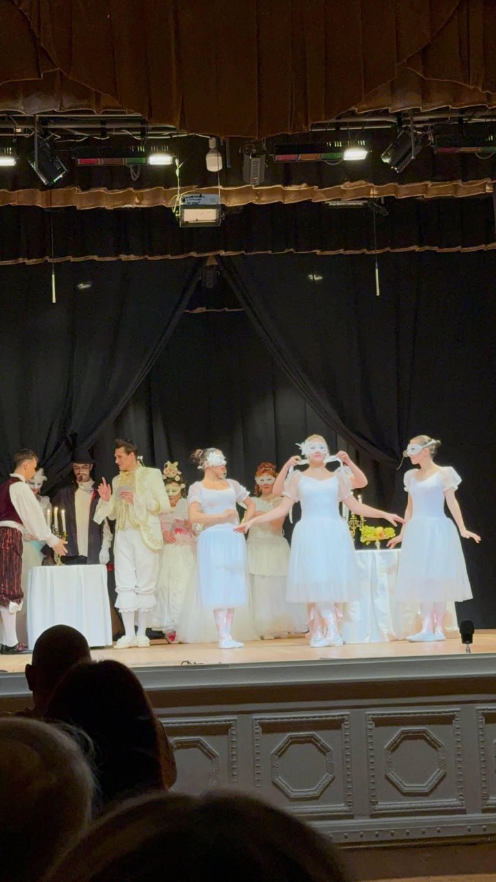 В Центре культуры и досуга &laquo;Факел&raquo; города Фрязино с успехом прошёл спектакль &laquo;Ошибка господина де Мольера&raquo; в постановке театрального коллектива &laquo;Четвёртое измерение&raquo;. 