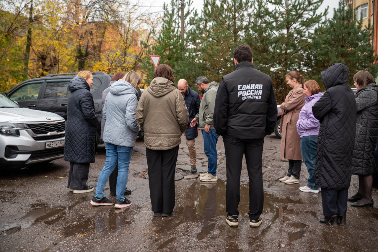 Начальник управления благоустройства, дорожного хозяйства и транспорта городского округа Фрязино Павел Никишкин, совместно с депутатом Совета депутатов Сергеем Заком в рамках срочной выездной администрации провел обследование колодца у дома №7 по ул. Октябрьской