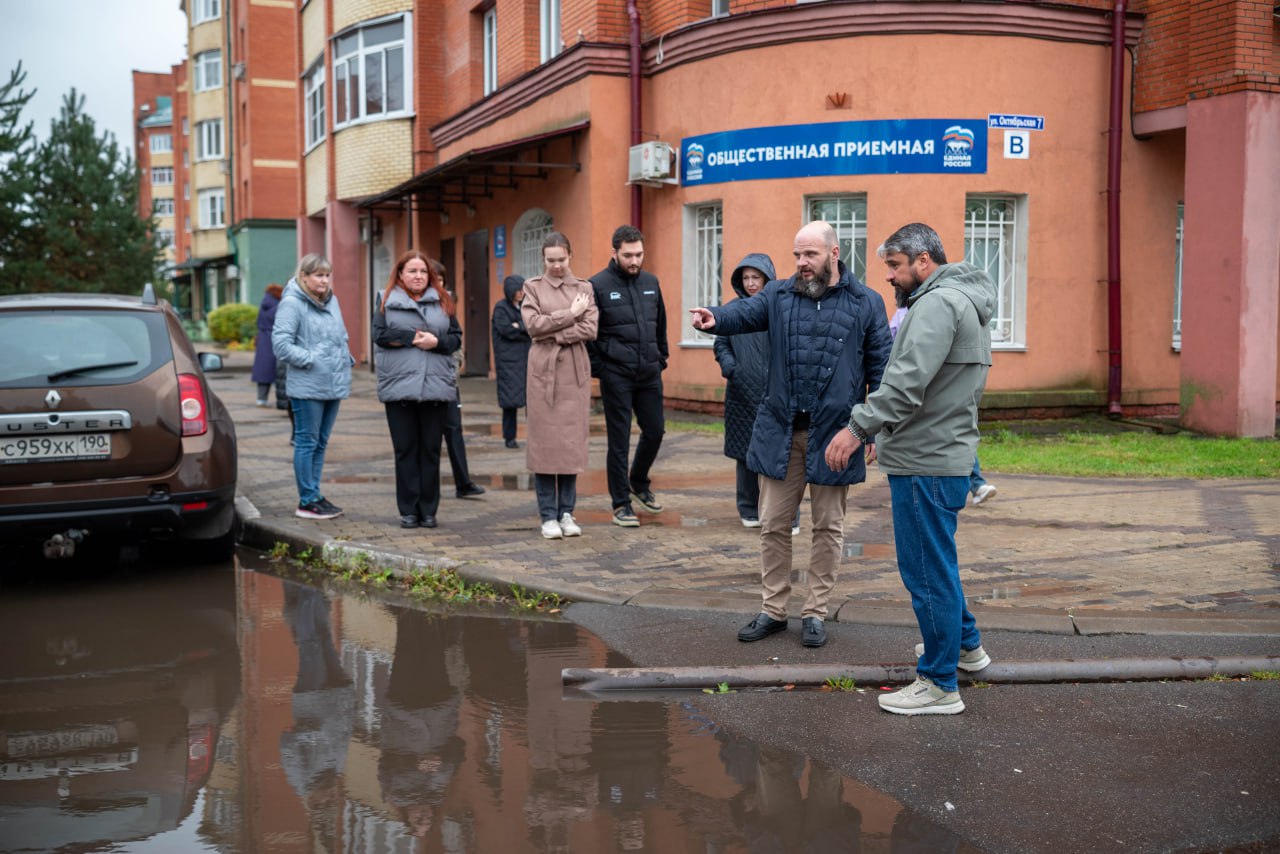 Начальник управления благоустройства, дорожного хозяйства и транспорта городского округа Фрязино Павел Никишкин, совместно с депутатом Совета депутатов Сергеем Заком в рамках срочной выездной администрации провел обследование колодца у дома №7 по ул. Октябрьской