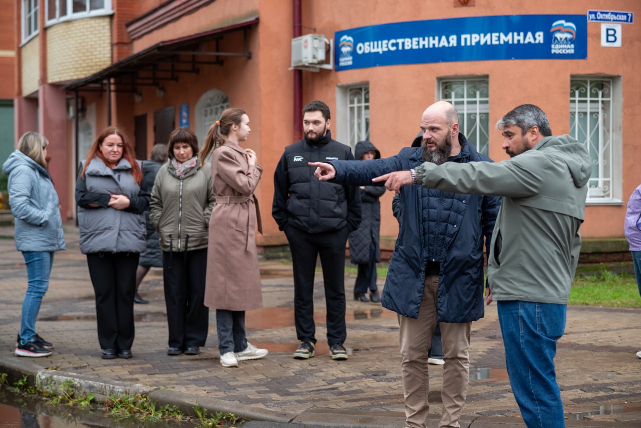 Начальник управления благоустройства, дорожного хозяйства и транспорта городского округа Фрязино Павел Никишкин, совместно с депутатом Совета депутатов Сергеем Заком в рамках срочной выездной администрации провел обследование колодца у дома №7 по ул. Октябрьской