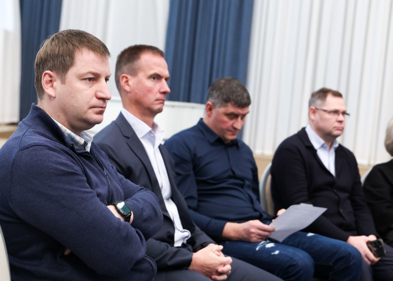 В Правительстве Московской области состоялась масштабная стратегическая сессия &laquo;Вызовы и антикризисные приоритеты в сфере ЖКХ: от диагностики к действию&raquo;. В мероприятии приняли участие около 200 руководителей ресурсоснабжающих организаций и заместителей глав муниципальных образований по ЖКХ. Городской округ Фрязино на сессии представила заместитель главы администрации Виктория Оганезова. Сессию открыл вице-губернатор Московской области Владислав Мурашов, который обозначил ключевые приоритеты развития отрасли: &laquo;Проекты по модернизации ресурсоснабжающих организаций приоритетны для региона. Мособлводоканал в ближайшие 3 месяца станет пилотной площадкой для внедрения новых практик. Особое внимание уделяем совершенствованию тарифной политики РСО &mdash; работаем над сбалансированными решениями, которые обеспечат финансовую устойчивость организаций и сохранят доступность услуг для жителей&raquo;. Министр жилищно-коммунального хозяйства Московской области Кирилл Григорьев в своем выступлении подчеркнул: &laquo;Сегодня кадровая отрасль ЖКХ &mdash; это ключевой объект трансформаций. Мы внедряем цифровые технологии и клиентоцентричность. Задача &mdash; перестраивать подход к учебным процессам таким образом, чтобы выпускники становились универсальными профессионалами ЖКХ&raquo;. В практической части мероприятия участники, включая представительницу Фрязино Викторию Оганезову, работали в командах над созданием дашбордов по ключевым направлениям: - аварийность и взаимодействие служб - тарифы и финансовая прозрачность - плановый ремонт и подготовка к зиме - работа с населением и обратная связь - долги и платежная дисциплина - кадры и современные компетенции Стратегическая сессия дала старт программе обучения &laquo;Антикризисное управление в сфере городского хозяйства&raquo; для управленцев в ЖКХ, которое продлится до конца декабря. Участие в таких мероприятиях позволяет муниципальным образованиям активно включаться в процесс преобразований в жилищно-коммунальной сфере региона.