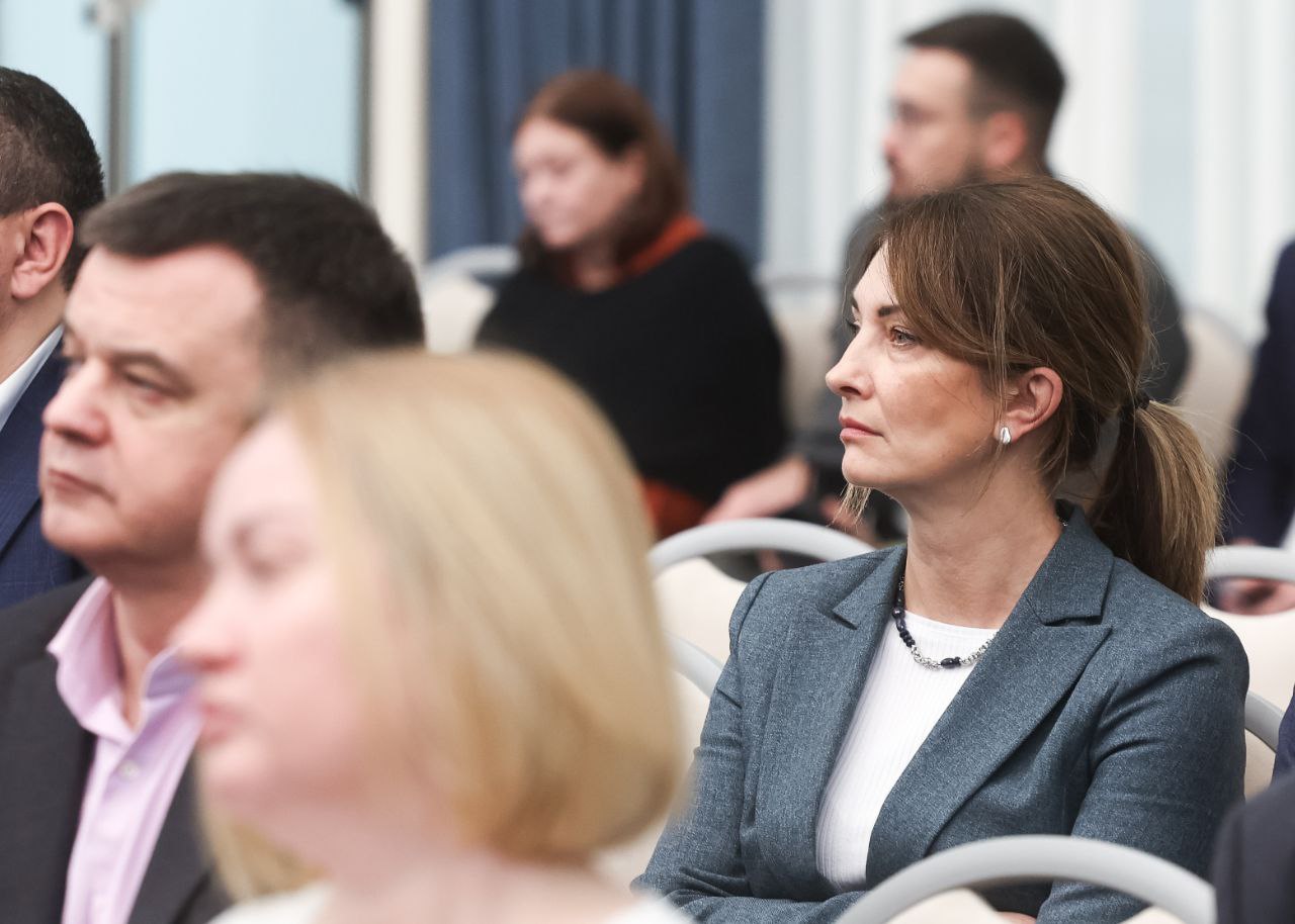 В Правительстве Московской области состоялась масштабная стратегическая сессия &laquo;Вызовы и антикризисные приоритеты в сфере ЖКХ: от диагностики к действию&raquo;. В мероприятии приняли участие около 200 руководителей ресурсоснабжающих организаций и заместителей глав муниципальных образований по ЖКХ. Городской округ Фрязино на сессии представила заместитель главы администрации Виктория Оганезова. Сессию открыл вице-губернатор Московской области Владислав Мурашов, который обозначил ключевые приоритеты развития отрасли: &laquo;Проекты по модернизации ресурсоснабжающих организаций приоритетны для региона. Мособлводоканал в ближайшие 3 месяца станет пилотной площадкой для внедрения новых практик. Особое внимание уделяем совершенствованию тарифной политики РСО &mdash; работаем над сбалансированными решениями, которые обеспечат финансовую устойчивость организаций и сохранят доступность услуг для жителей&raquo;. Министр жилищно-коммунального хозяйства Московской области Кирилл Григорьев в своем выступлении подчеркнул: &laquo;Сегодня кадровая отрасль ЖКХ &mdash; это ключевой объект трансформаций. Мы внедряем цифровые технологии и клиентоцентричность. Задача &mdash; перестраивать подход к учебным процессам таким образом, чтобы выпускники становились универсальными профессионалами ЖКХ&raquo;. В практической части мероприятия участники, включая представительницу Фрязино Викторию Оганезову, работали в командах над созданием дашбордов по ключевым направлениям: - аварийность и взаимодействие служб - тарифы и финансовая прозрачность - плановый ремонт и подготовка к зиме - работа с населением и обратная связь - долги и платежная дисциплина - кадры и современные компетенции Стратегическая сессия дала старт программе обучения &laquo;Антикризисное управление в сфере городского хозяйства&raquo; для управленцев в ЖКХ, которое продлится до конца декабря. Участие в таких мероприятиях позволяет муниципальным образованиям активно включаться в процесс преобразований в жилищно-коммунальной сфере региона.