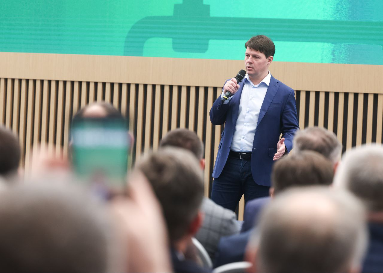 В Правительстве Московской области состоялась масштабная стратегическая сессия &laquo;Вызовы и антикризисные приоритеты в сфере ЖКХ: от диагностики к действию&raquo;. В мероприятии приняли участие около 200 руководителей ресурсоснабжающих организаций и заместителей глав муниципальных образований по ЖКХ. Городской округ Фрязино на сессии представила заместитель главы администрации Виктория Оганезова. Сессию открыл вице-губернатор Московской области Владислав Мурашов, который обозначил ключевые приоритеты развития отрасли: &laquo;Проекты по модернизации ресурсоснабжающих организаций приоритетны для региона. Мособлводоканал в ближайшие 3 месяца станет пилотной площадкой для внедрения новых практик. Особое внимание уделяем совершенствованию тарифной политики РСО &mdash; работаем над сбалансированными решениями, которые обеспечат финансовую устойчивость организаций и сохранят доступность услуг для жителей&raquo;. Министр жилищно-коммунального хозяйства Московской области Кирилл Григорьев в своем выступлении подчеркнул: &laquo;Сегодня кадровая отрасль ЖКХ &mdash; это ключевой объект трансформаций. Мы внедряем цифровые технологии и клиентоцентричность. Задача &mdash; перестраивать подход к учебным процессам таким образом, чтобы выпускники становились универсальными профессионалами ЖКХ&raquo;. В практической части мероприятия участники, включая представительницу Фрязино Викторию Оганезову, работали в командах над созданием дашбордов по ключевым направлениям: - аварийность и взаимодействие служб - тарифы и финансовая прозрачность - плановый ремонт и подготовка к зиме - работа с населением и обратная связь - долги и платежная дисциплина - кадры и современные компетенции Стратегическая сессия дала старт программе обучения &laquo;Антикризисное управление в сфере городского хозяйства&raquo; для управленцев в ЖКХ, которое продлится до конца декабря. Участие в таких мероприятиях позволяет муниципальным образованиям активно включаться в процесс преобразований в жилищно-коммунальной сфере региона.