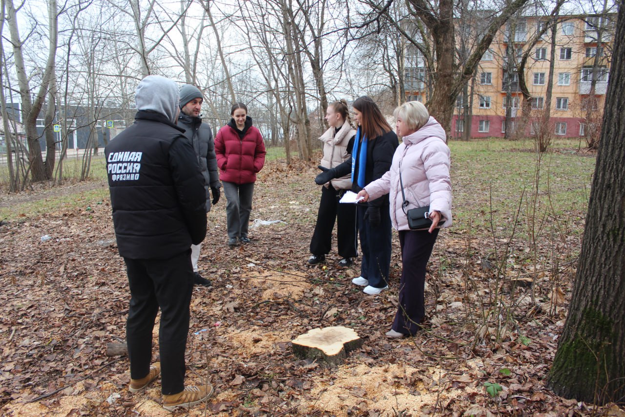 В муниципальный центр управления регионом поступило обращение от жильцов дома о наличии аварийных сухостойных деревьев рядом с детской площадкой. В ответ на обращение сотрудники МБУ оперативно организовали работы по спилу аварийных стволов. Депутаты и представители МБУ совместно с жителями осмотрели участок после выполнения работ: сухие деревья спилены, место благоустроено, риск падения ветвей и угрозы для детей и прохожих устранён.