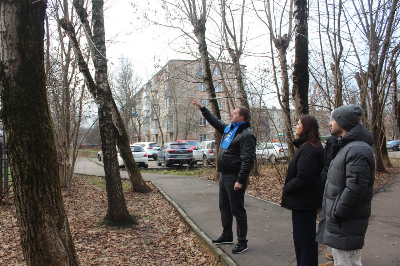 Депутаты Совета депутатов городского округа Фрязино фракции &laquo;Единая Россия&raquo; Владимир Мосевнин и Дарья Смирнова совместно с руководством МБУ &laquo;Городское хозяйство&raquo; в рамках обхода территории проверили работу освещения и ремонт тротуара за домом №7А по улице Советская