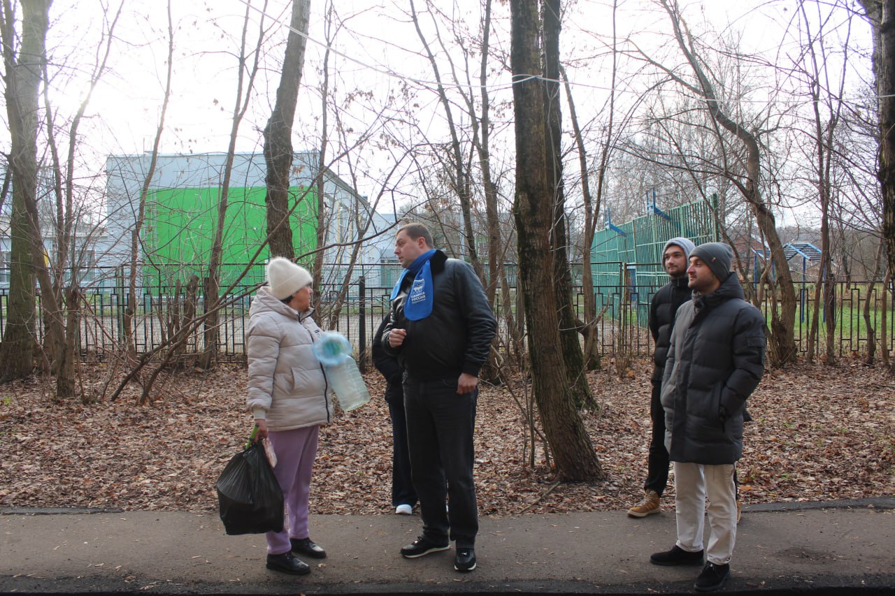 Депутаты Совета депутатов городского округа Фрязино фракции &laquo;Единая Россия&raquo; Владимир Мосевнин и Дарья Смирнова совместно с руководством МБУ &laquo;Городское хозяйство&raquo; в рамках обхода территории проверили работу освещения и ремонт тротуара за домом №7А по улице Советская