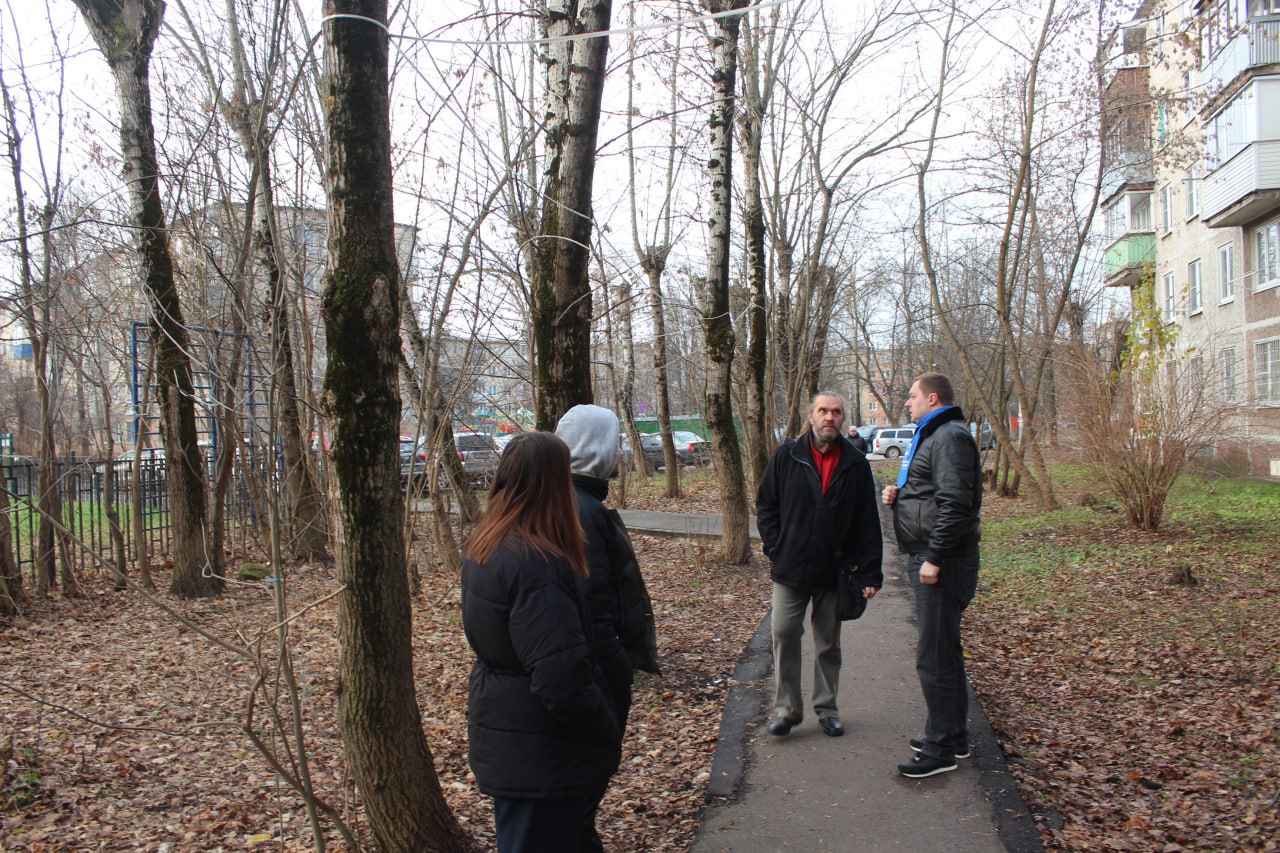 Депутаты Совета депутатов городского округа Фрязино фракции «Единая Россия» Владимир Мосевнин и Дарья Смирнова совместно с руководством МБУ «Городское хозяйство» в рамках обхода территории проверили работу освещения и ремонт тротуара за домом №7А по улице Советская