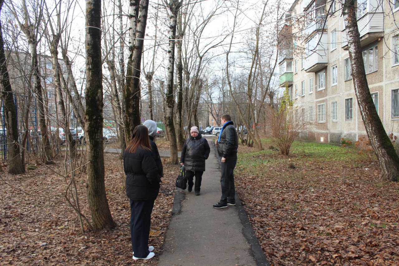 Депутаты Совета депутатов городского округа Фрязино фракции &laquo;Единая Россия&raquo; Владимир Мосевнин и Дарья Смирнова совместно с руководством МБУ &laquo;Городское хозяйство&raquo; в рамках обхода территории проверили работу освещения и ремонт тротуара за домом №7А по улице Советская