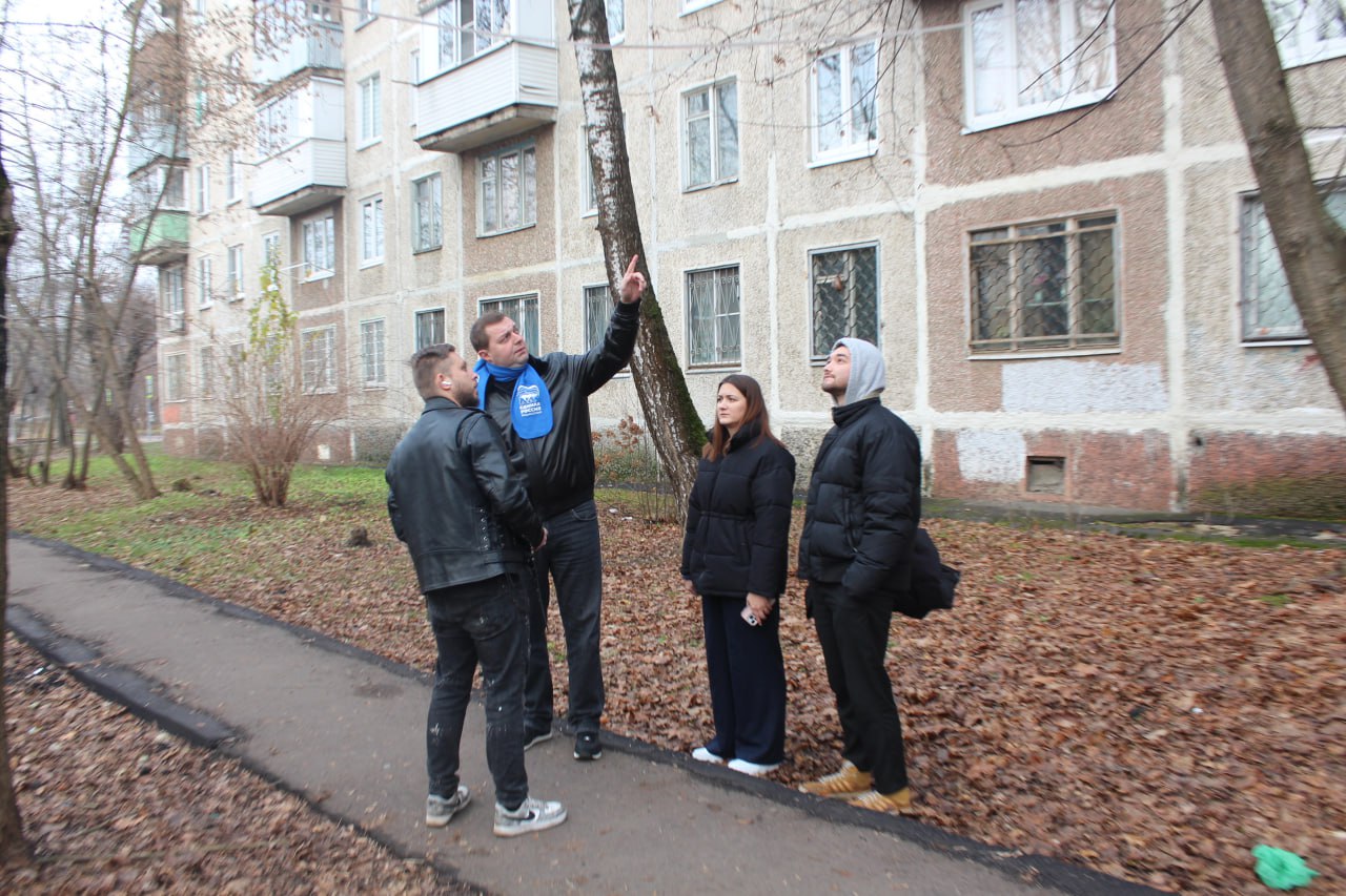 Депутаты Совета депутатов городского округа Фрязино фракции &laquo;Единая Россия&raquo; Владимир Мосевнин и Дарья Смирнова совместно с руководством МБУ &laquo;Городское хозяйство&raquo; в рамках обхода территории проверили работу освещения и ремонт тротуара за домом №7А по улице Советская