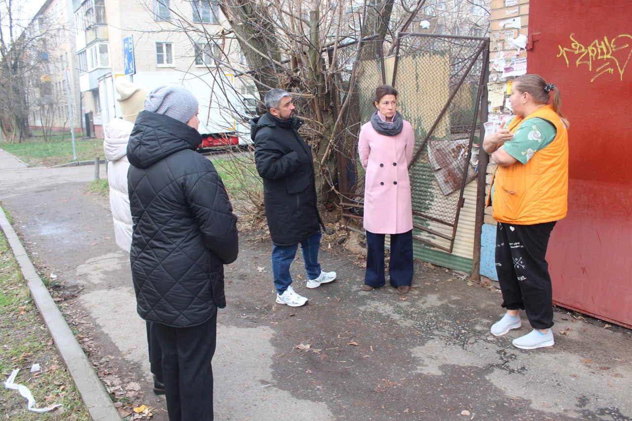 В рамках срочной выездной администрации заместитель Главы городского округа Фрязино Наталья Силаева, депутат Совета депутатов фракции &laquo;Единая Россия&raquo; Сергей Зак и представители МБУ &laquo;Городское хозяйство&raquo; провели встречу с руководством магазина &laquo;Верный&raquo;