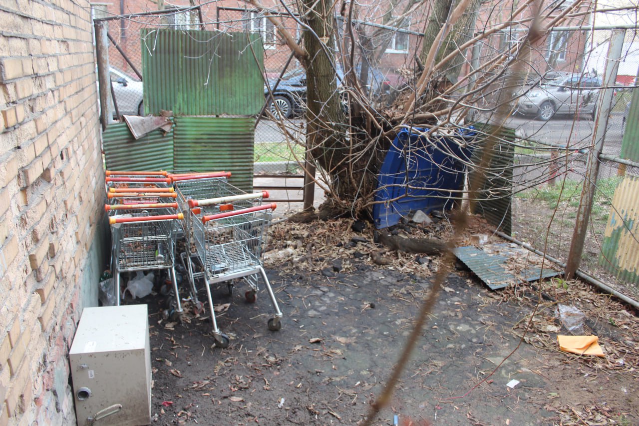 В рамках срочной выездной администрации заместитель Главы городского округа Фрязино Наталья Силаева, депутат Совета депутатов фракции &laquo;Единая Россия&raquo; Сергей Зак и представители МБУ &laquo;Городское хозяйство&raquo; провели встречу с руководством магазина &laquo;Верный&raquo;